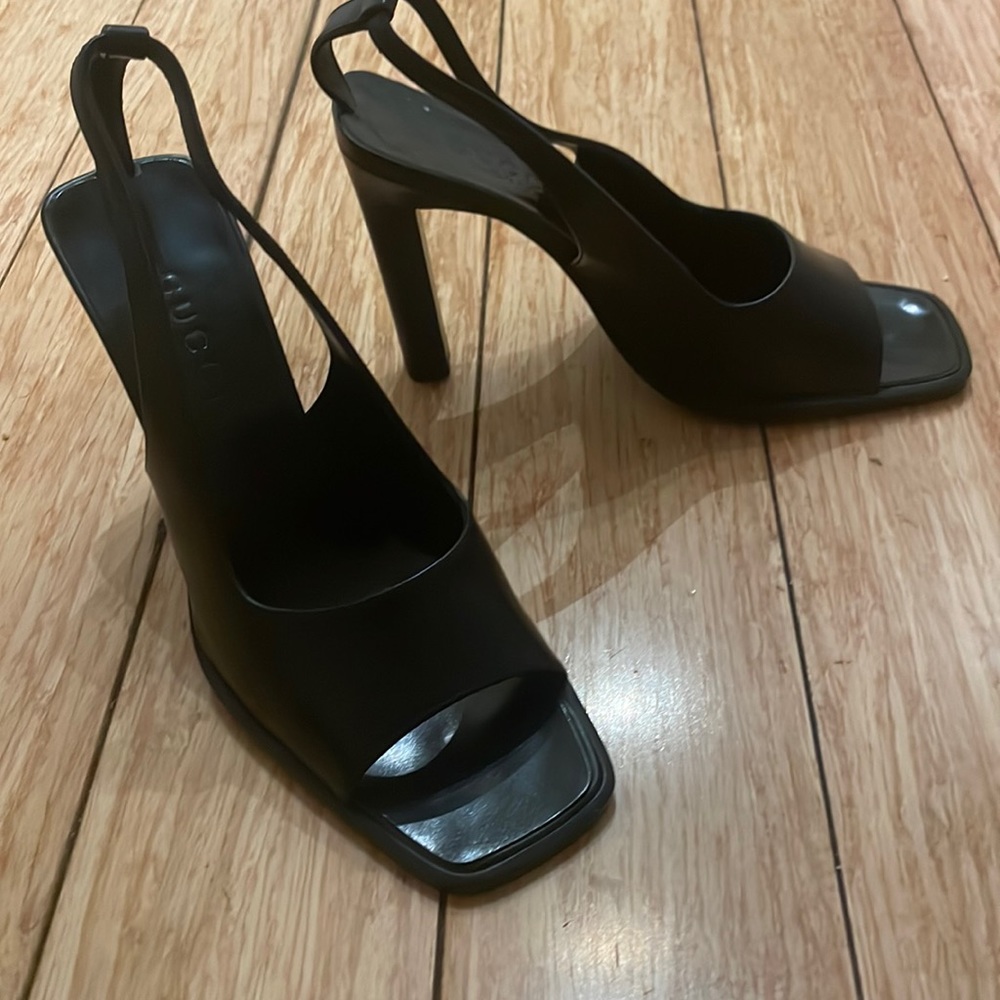 Gucci Womens Sandals from the 90’s. Size 6.5 M. Very Good Condition!